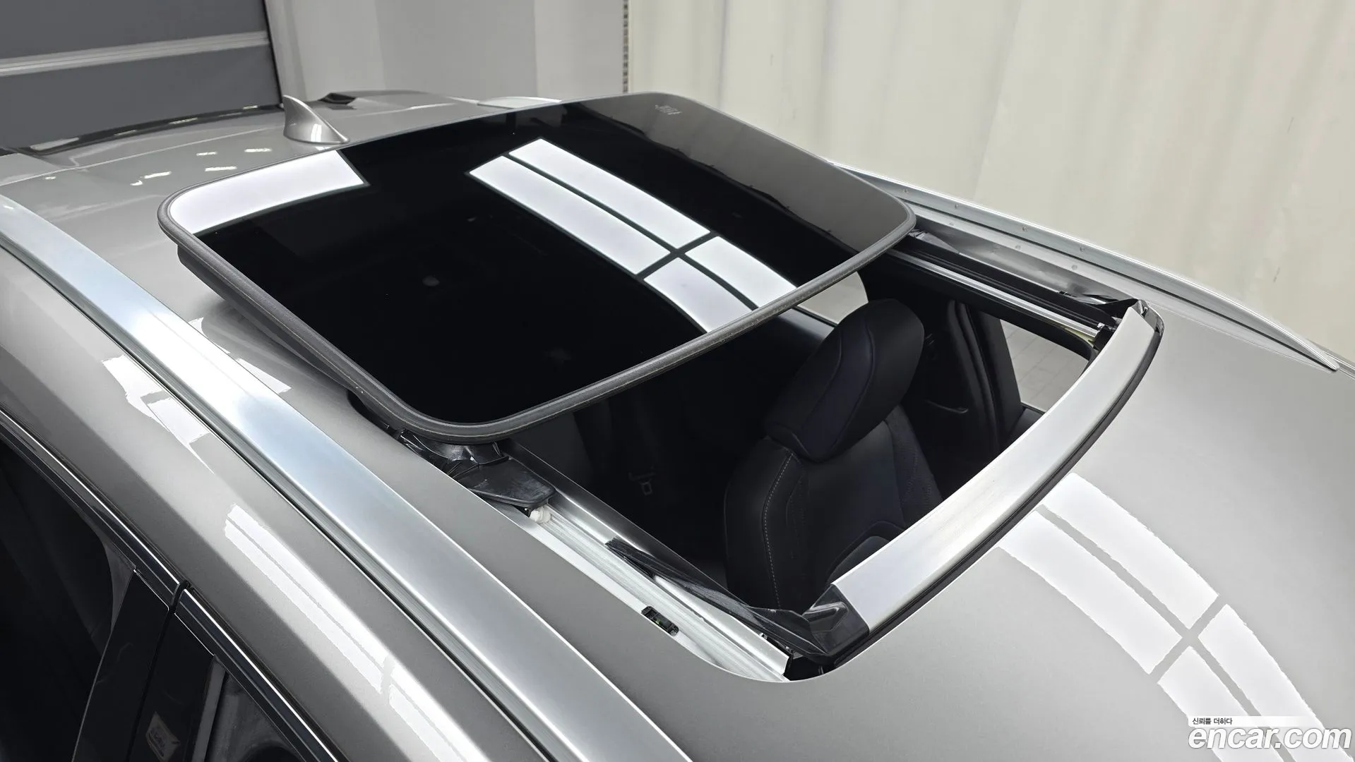 Lexus UX 300h 2025 — фото 1