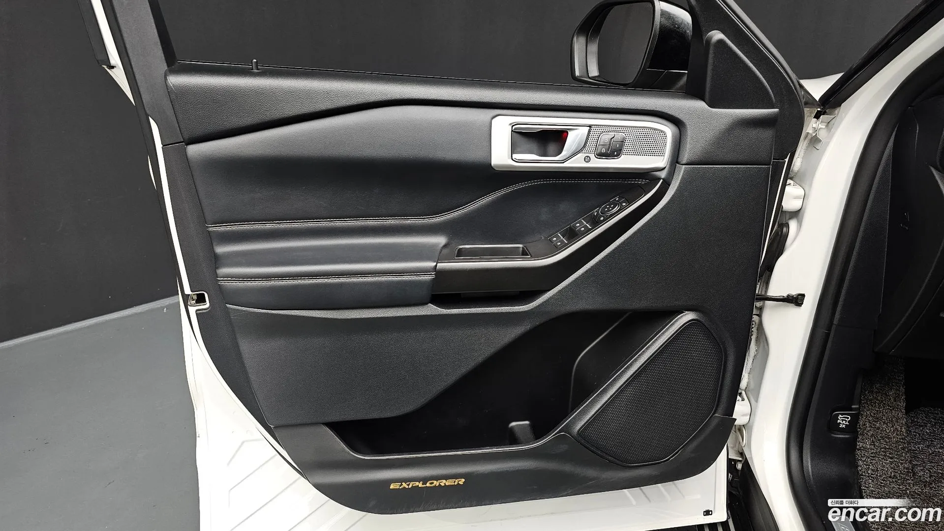 Ford Explorer 2020 — фото 1