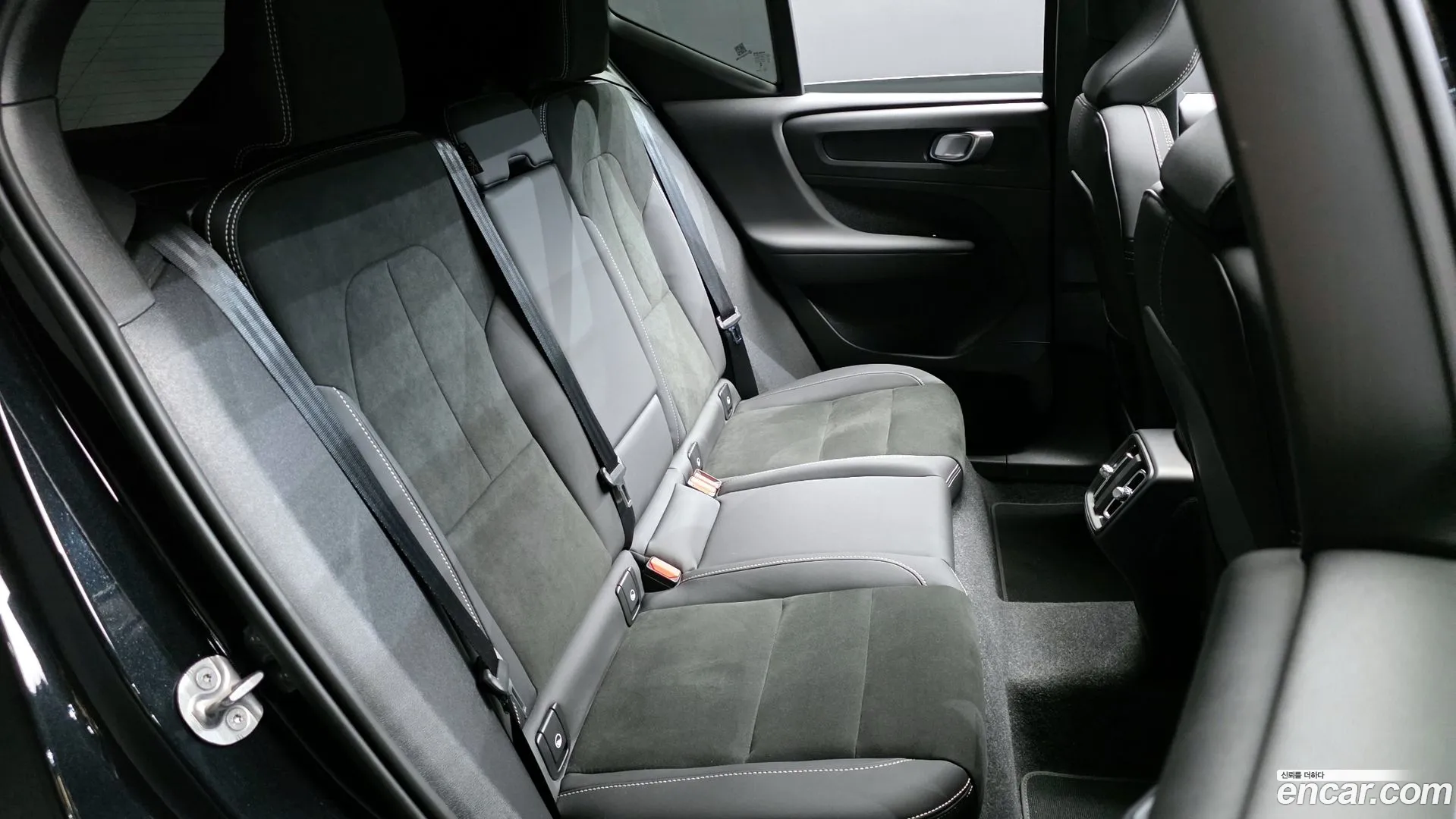 Volvo XC40 2025 — фото 1