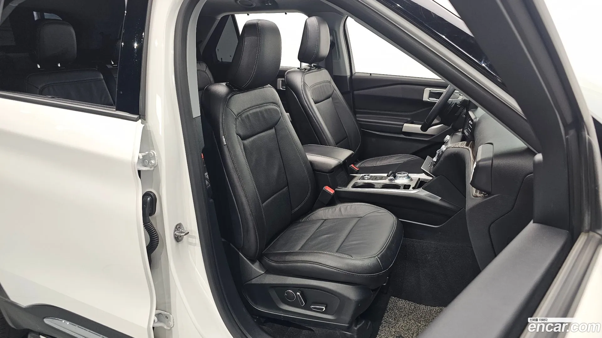 Ford Explorer 2020 — фото 1