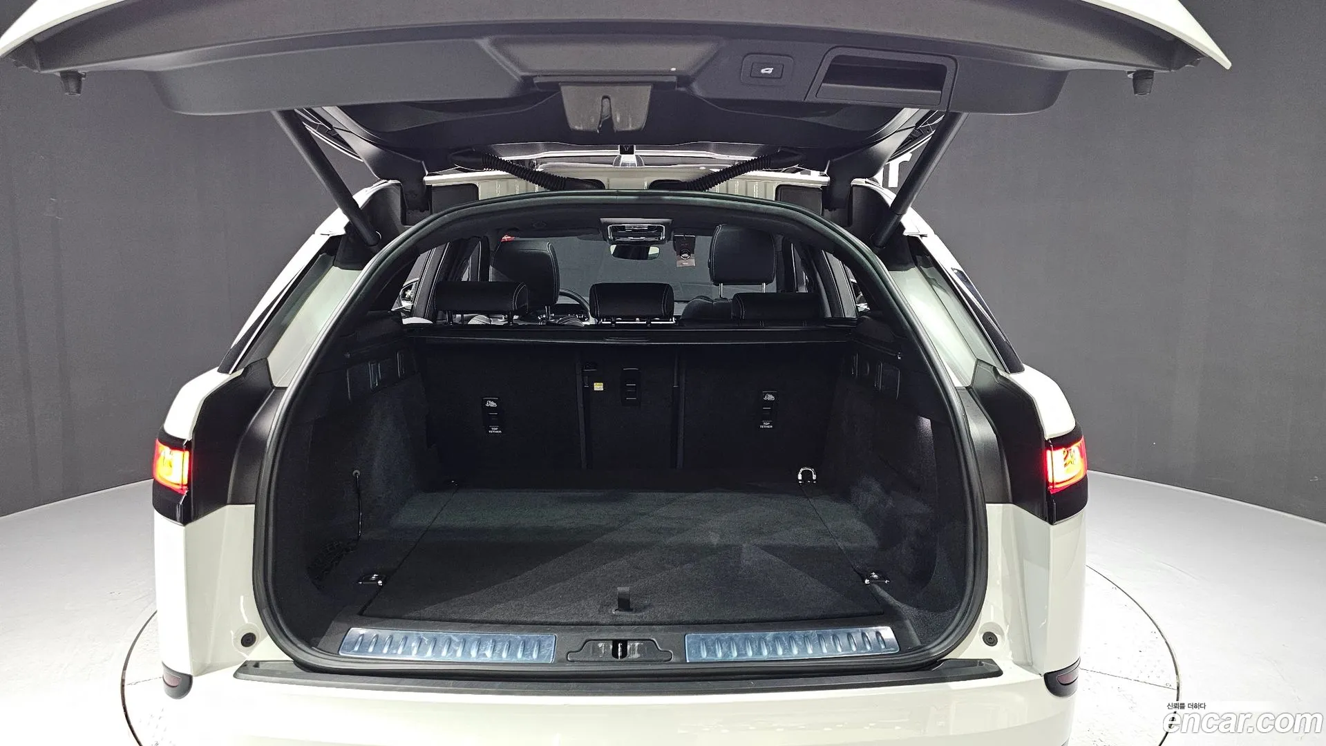 Land Rover Range Rover Velar 2023 — фото 1