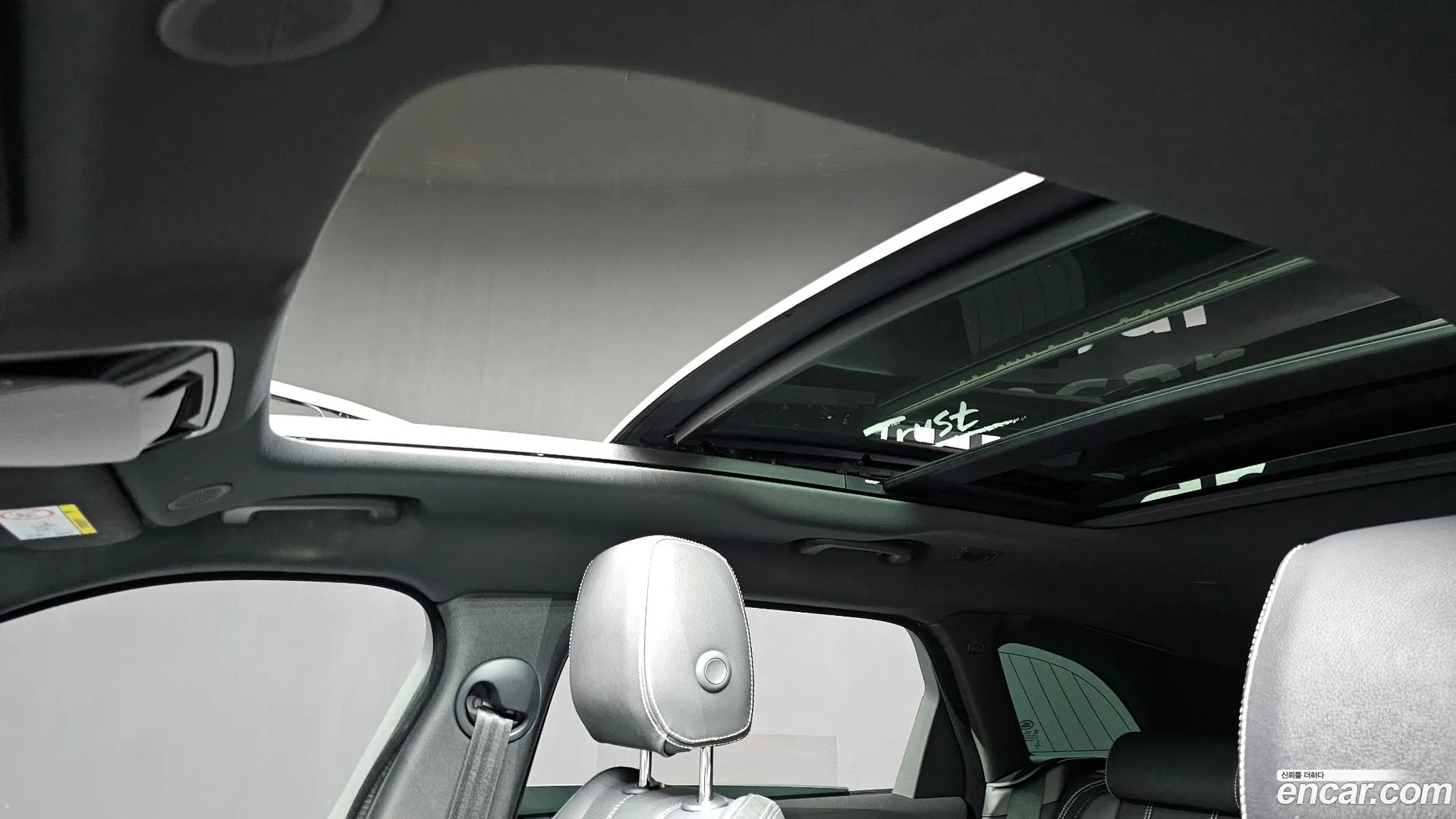 Land Rover Range Rover Velar 2023 — фото 4