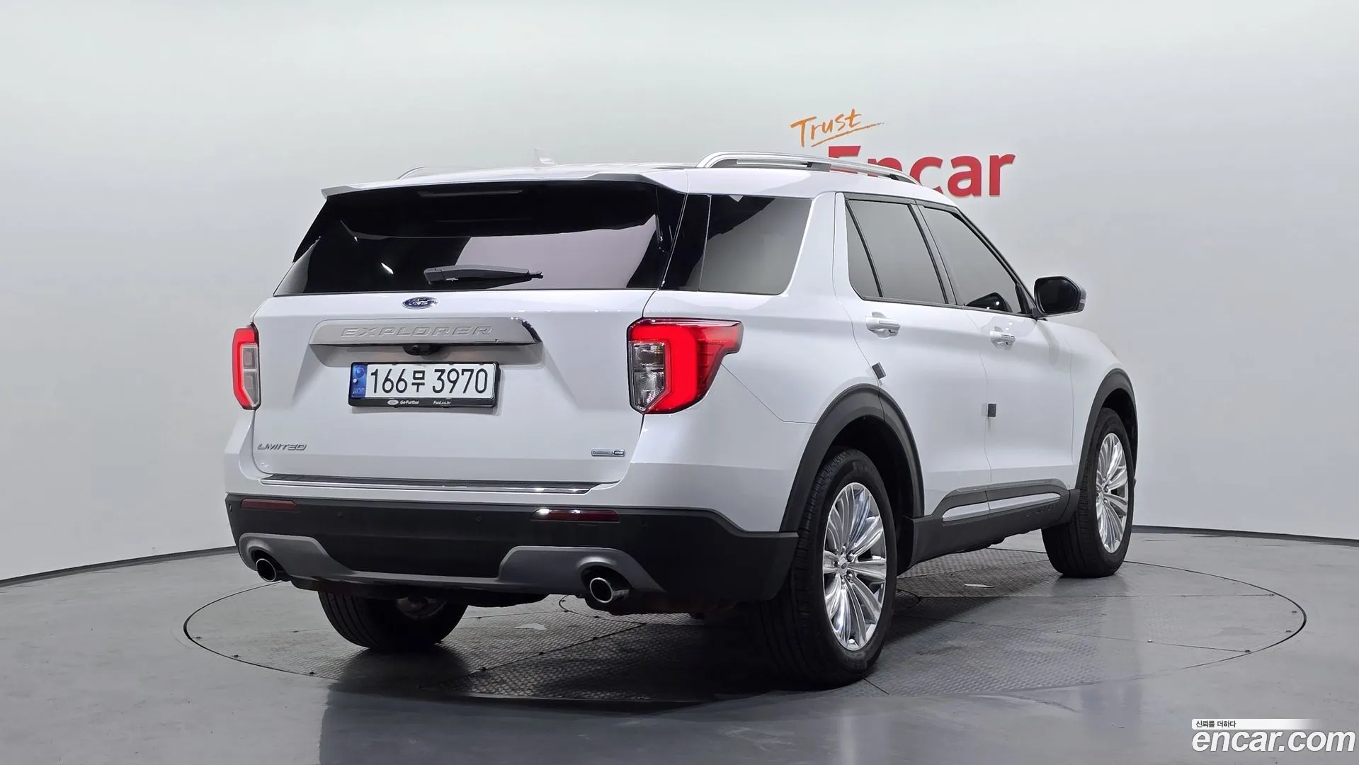Ford Explorer 2020 — фото 1