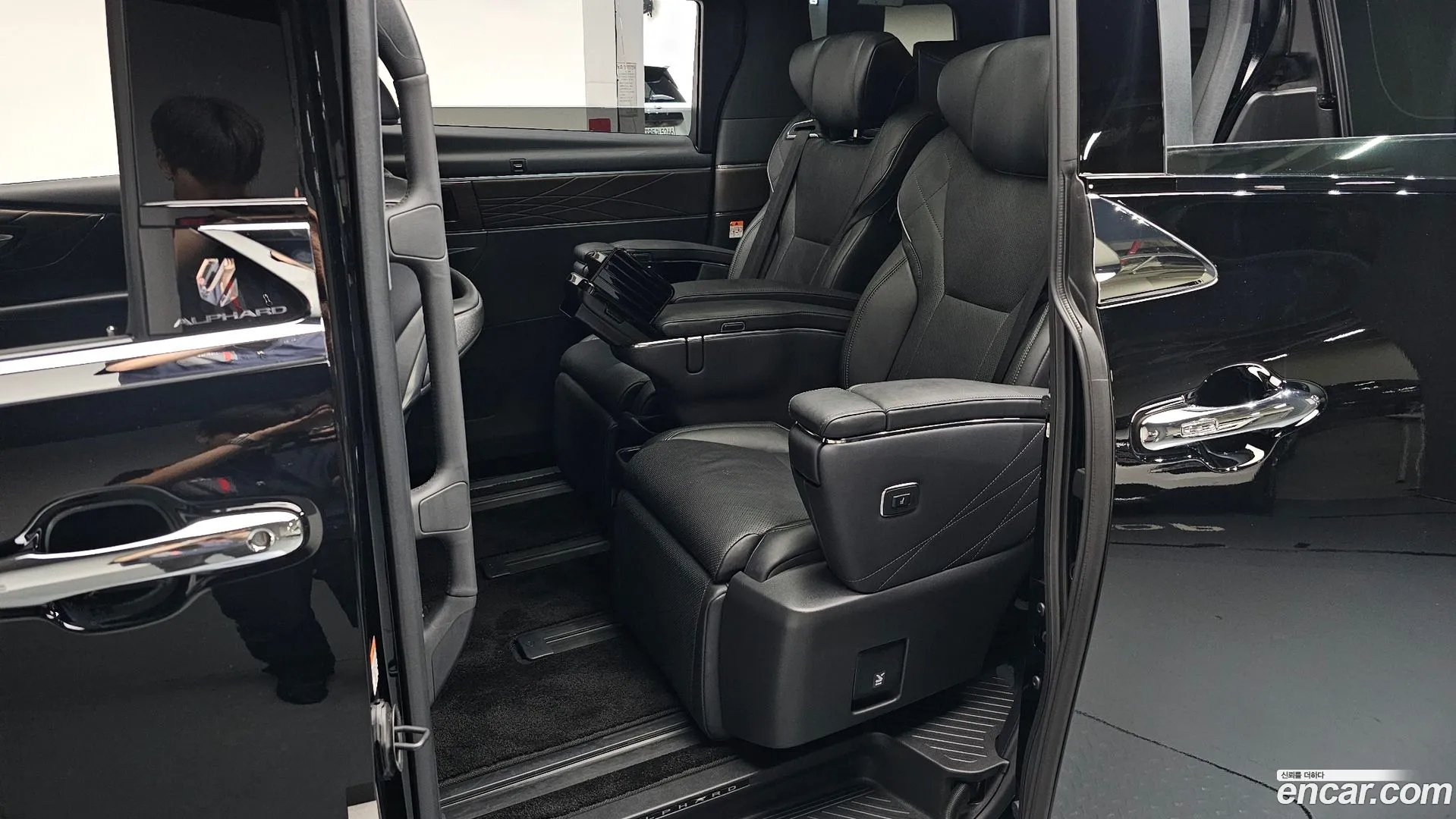 Toyota Alphard 2025 — фото 1