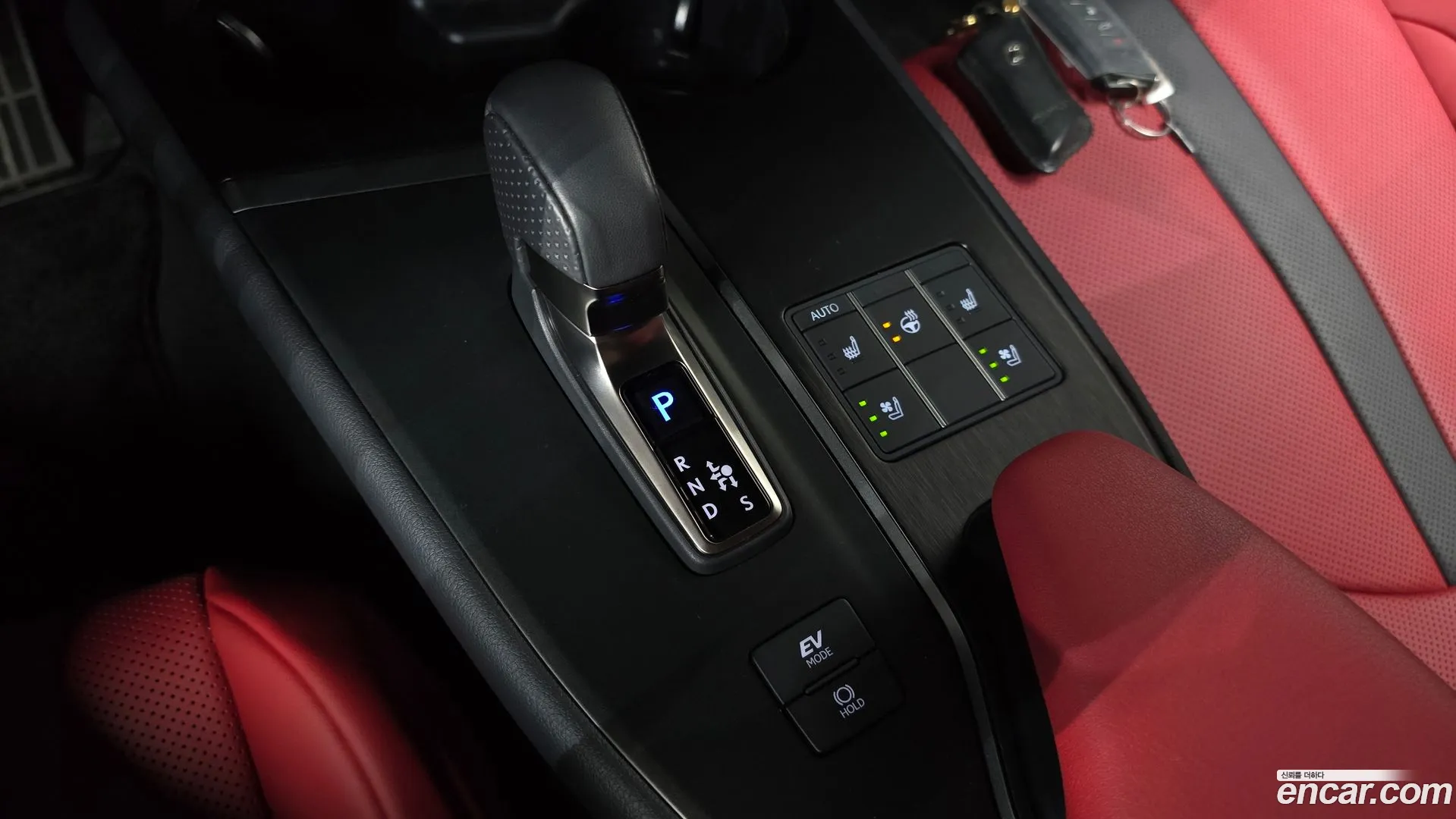Lexus UX 300h 2024 — фото 1