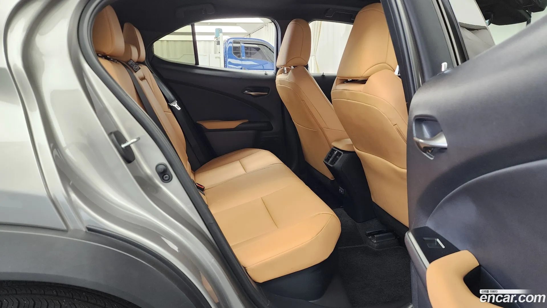 Lexus UX 300h 2025 — фото 3