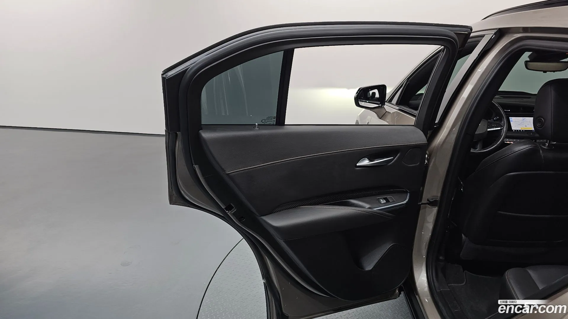 Cadillac XT4 2023 — фото 2