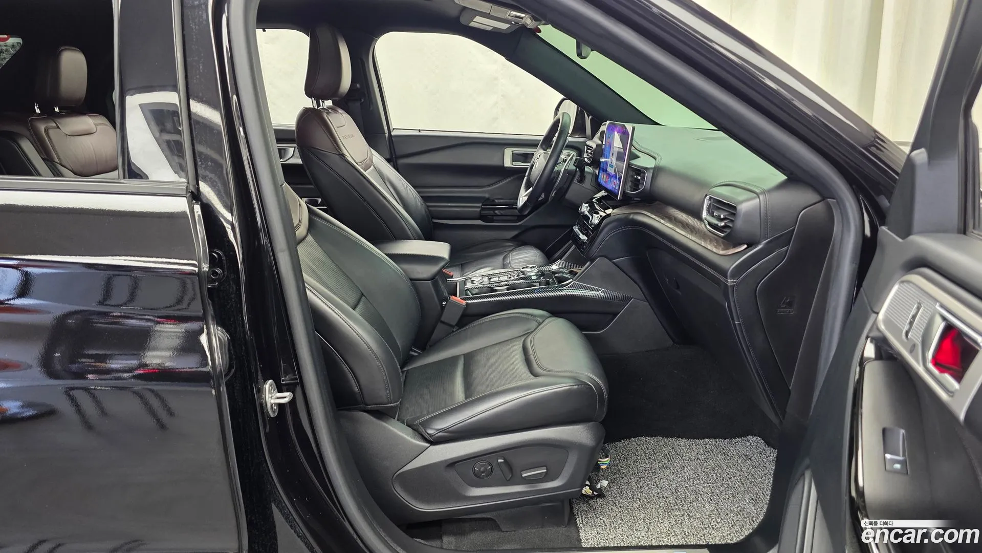 Ford Explorer 2021 — фото 1