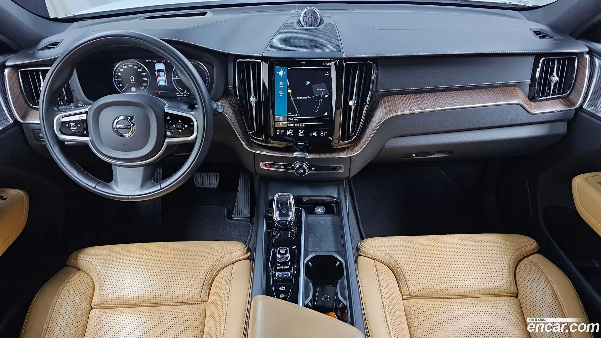 Volvo XC60 2021 — фото 1