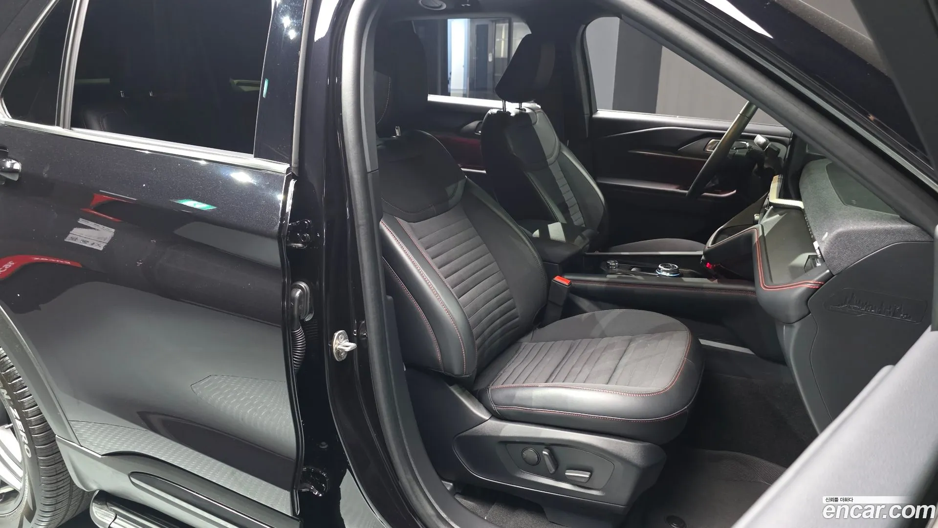 Ford Explorer 2025 — фото 1