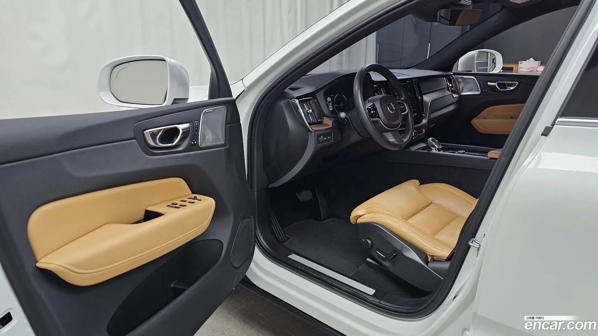 Volvo XC60 2021 — фото 1