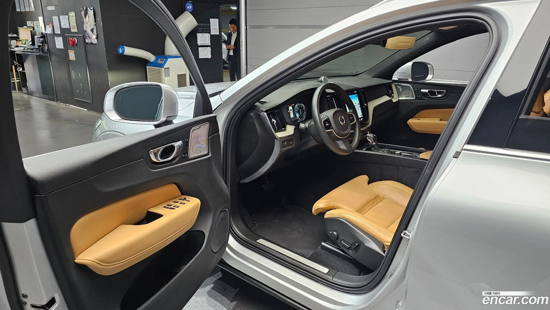 Volvo XC60 2020 — фото 1
