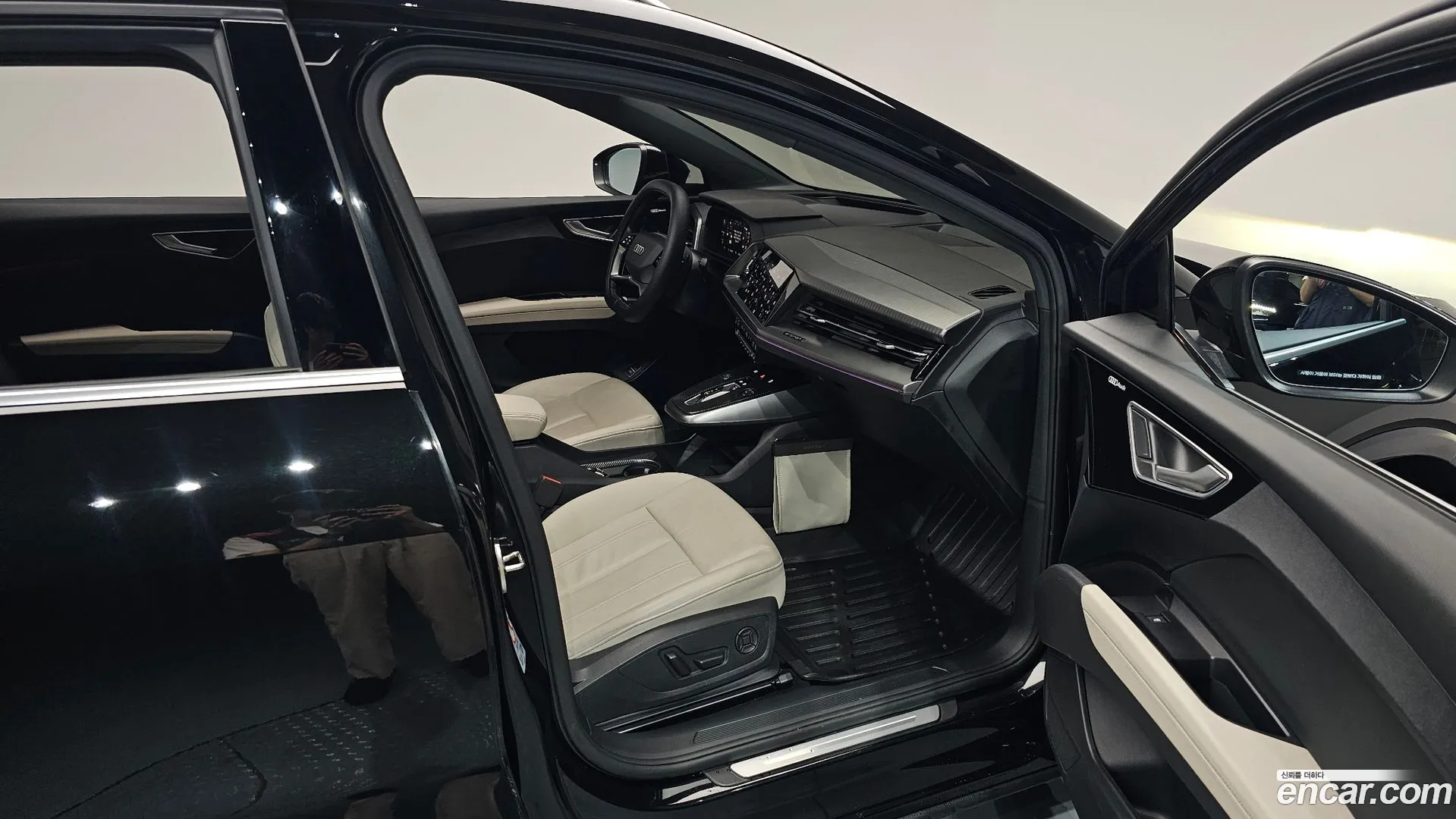 Audi Q4 e-tron 2023 — фото 3
