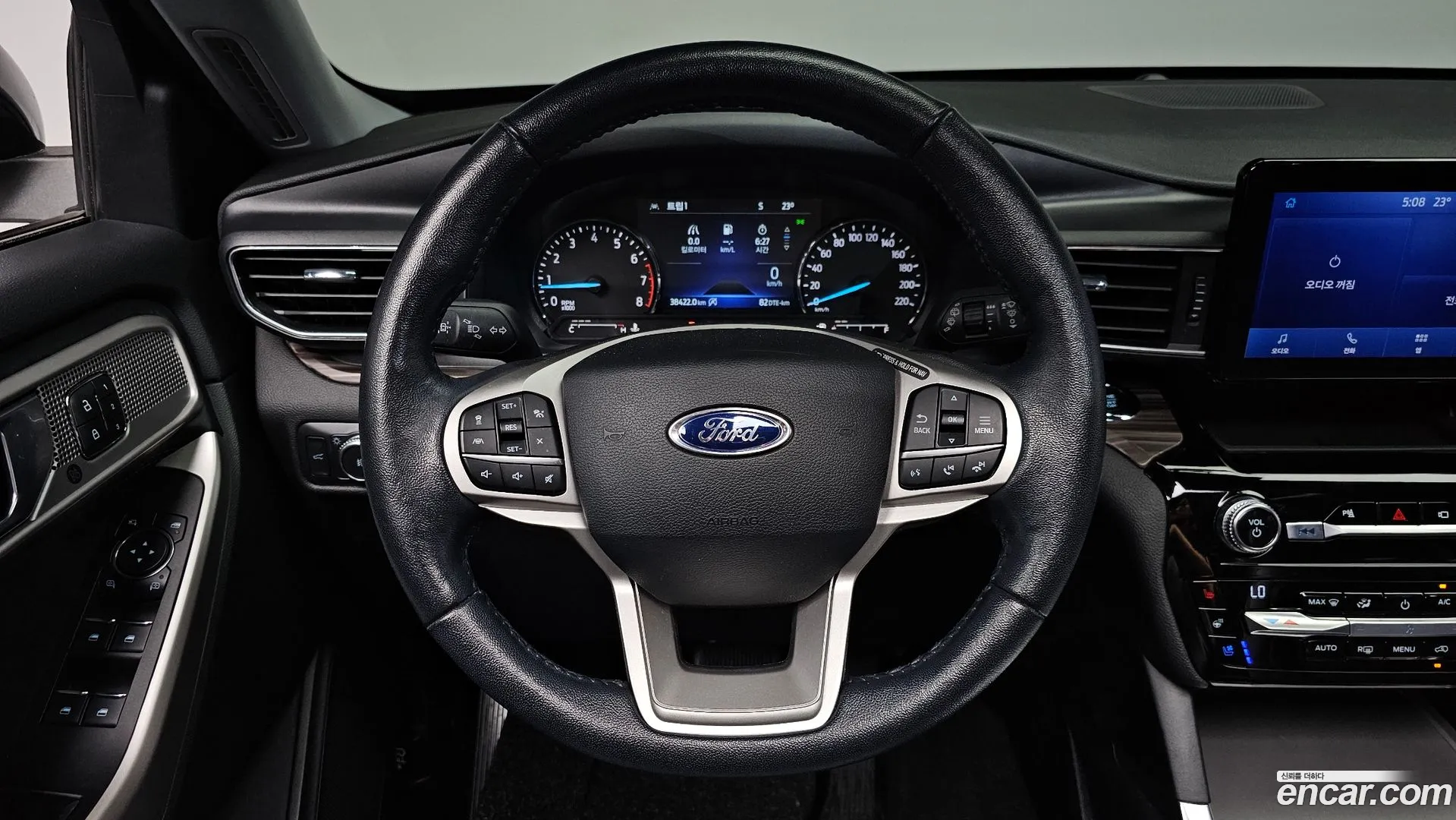 Ford Explorer 2021 — фото 1