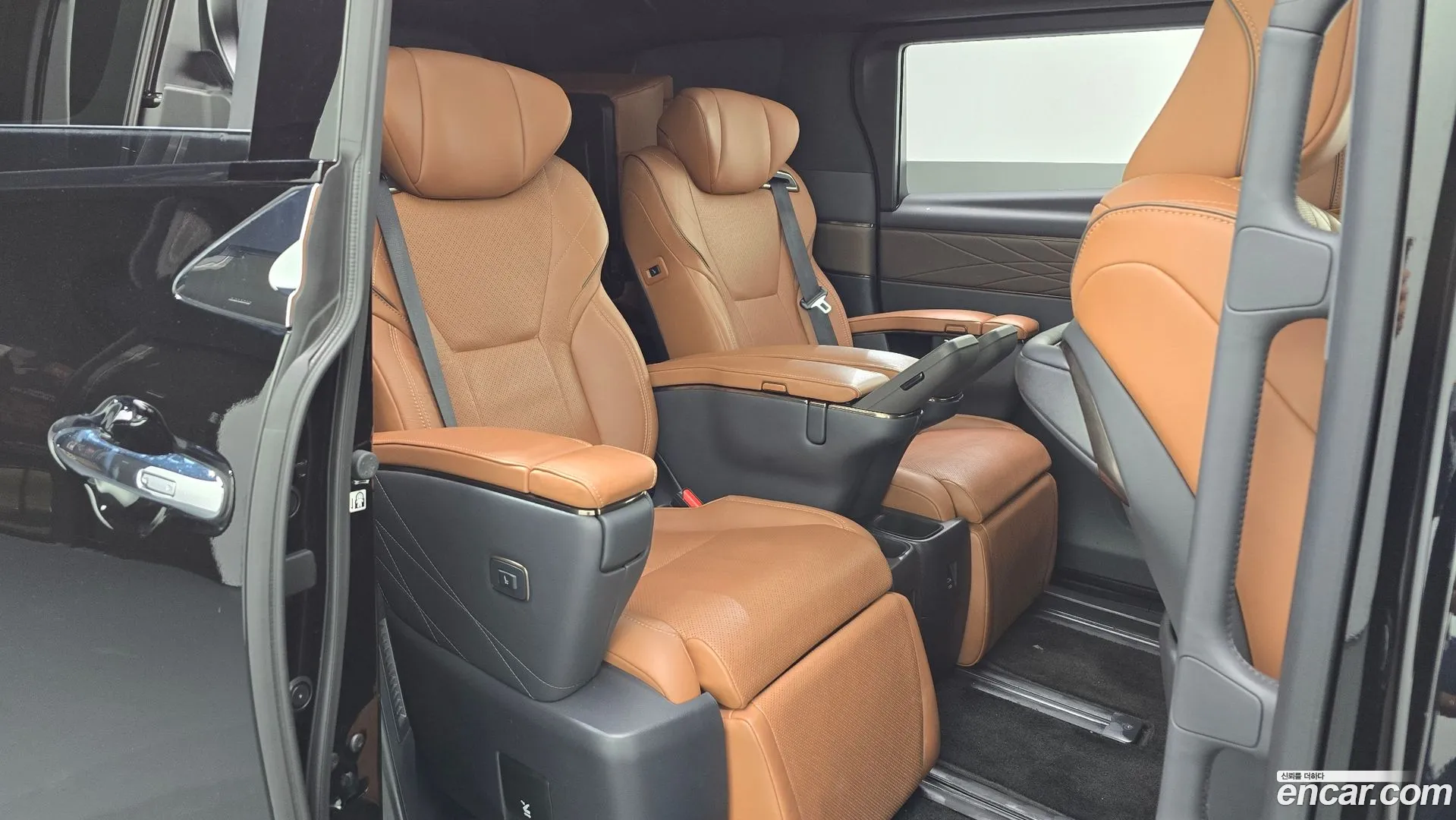 Toyota Alphard 2024 — фото 4