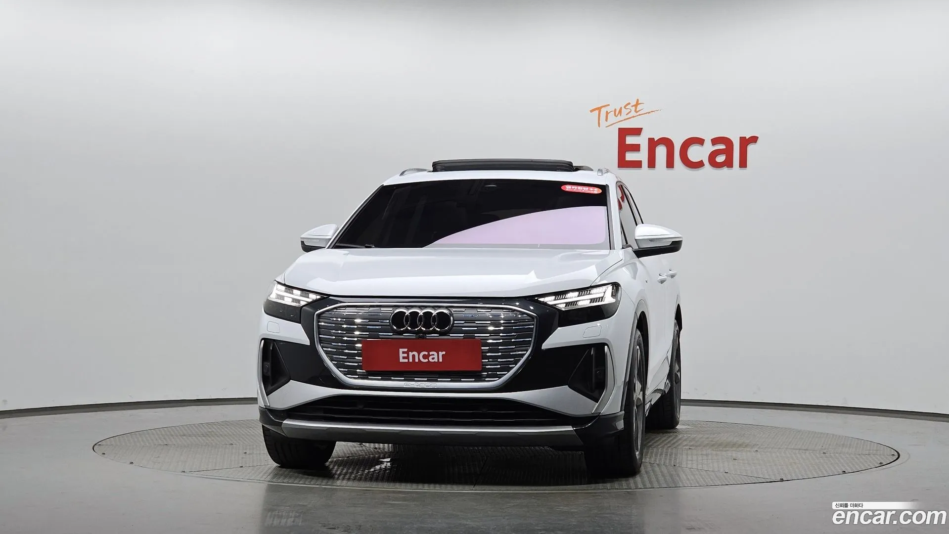 Audi Q4 e-tron 2023 — фото 1