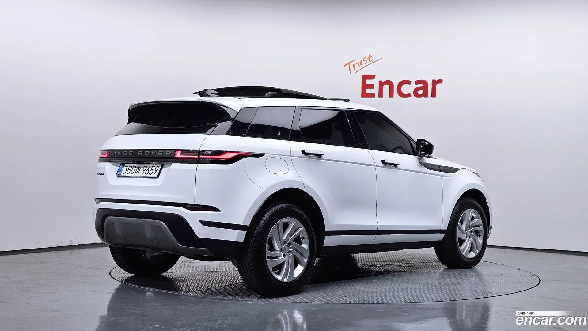 Land Rover Range Rover Evoque 2025 — фото 1
