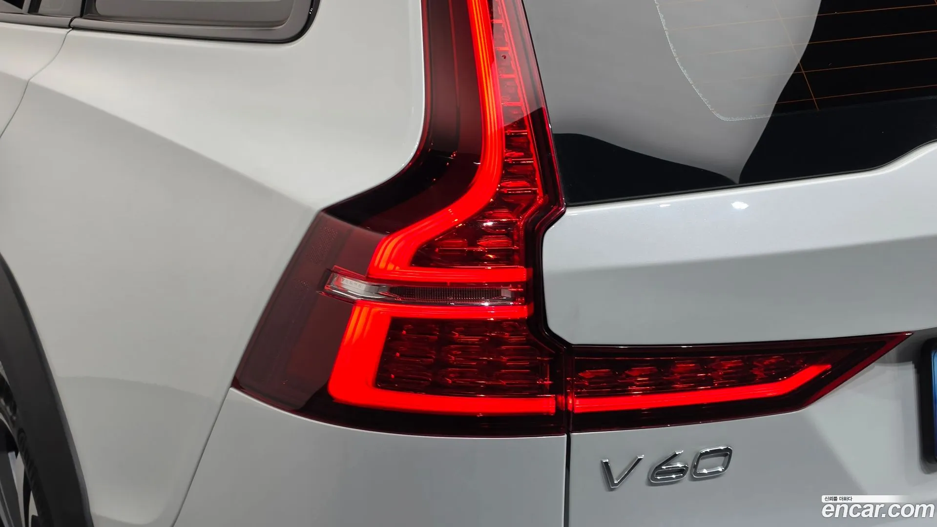 Volvo V60 Cross Country 2021 — фото 4