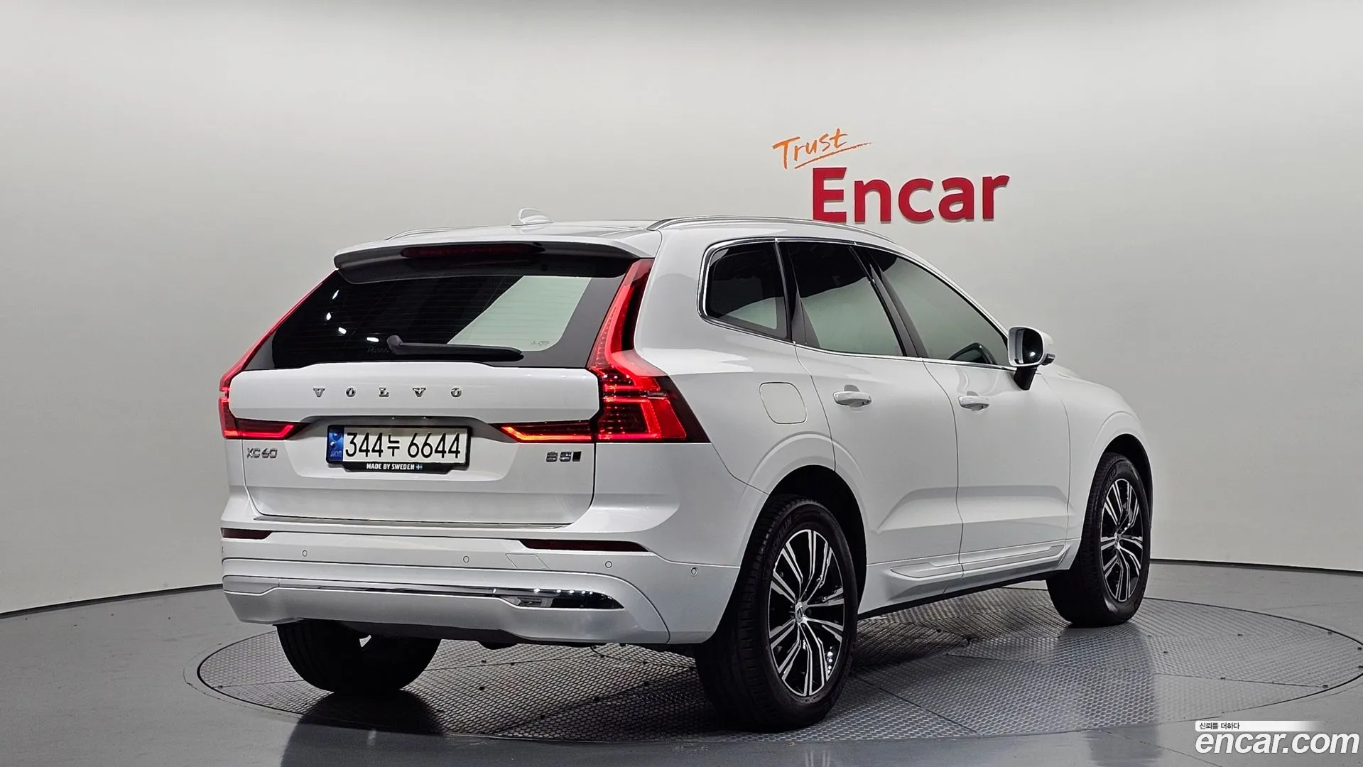 Volvo XC60 2021 — фото 1