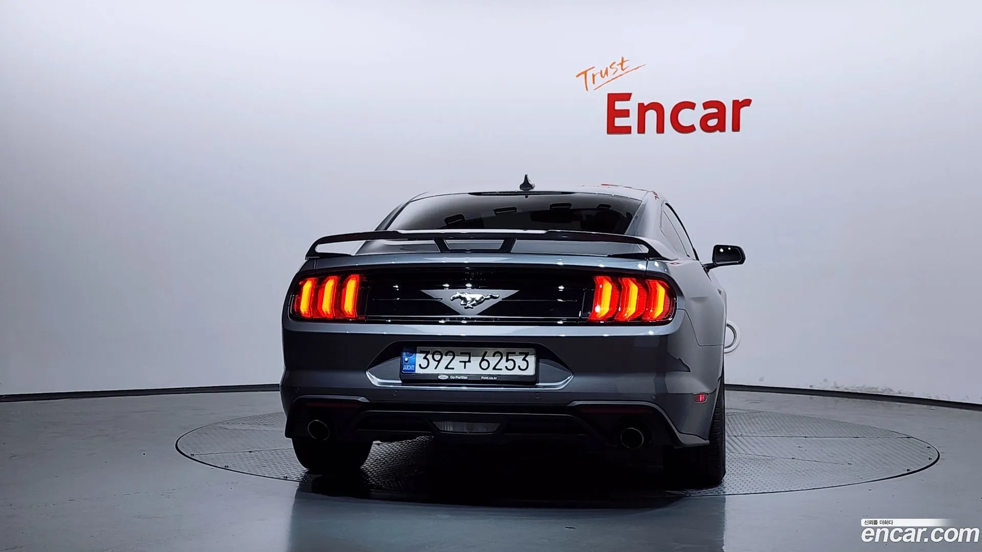 Ford Mustang 2021 — фото 1