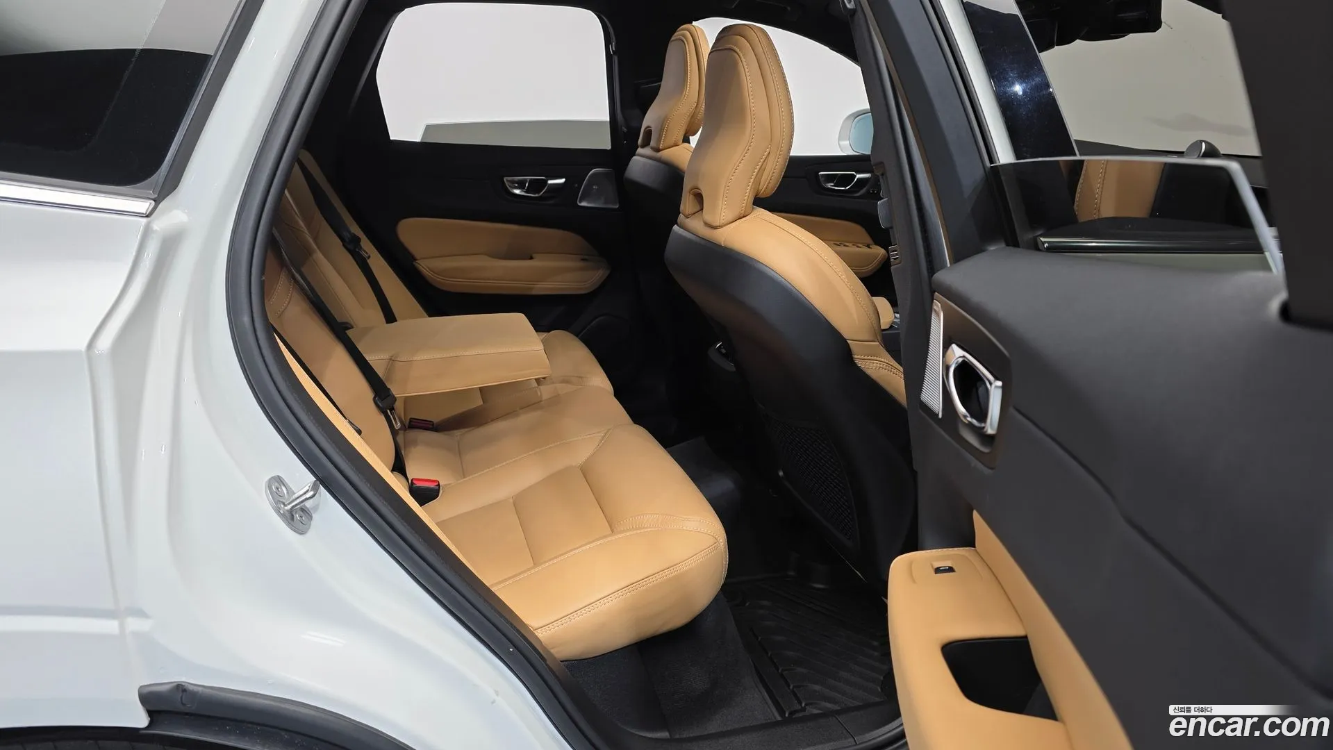 Volvo XC60 2022 — фото 1