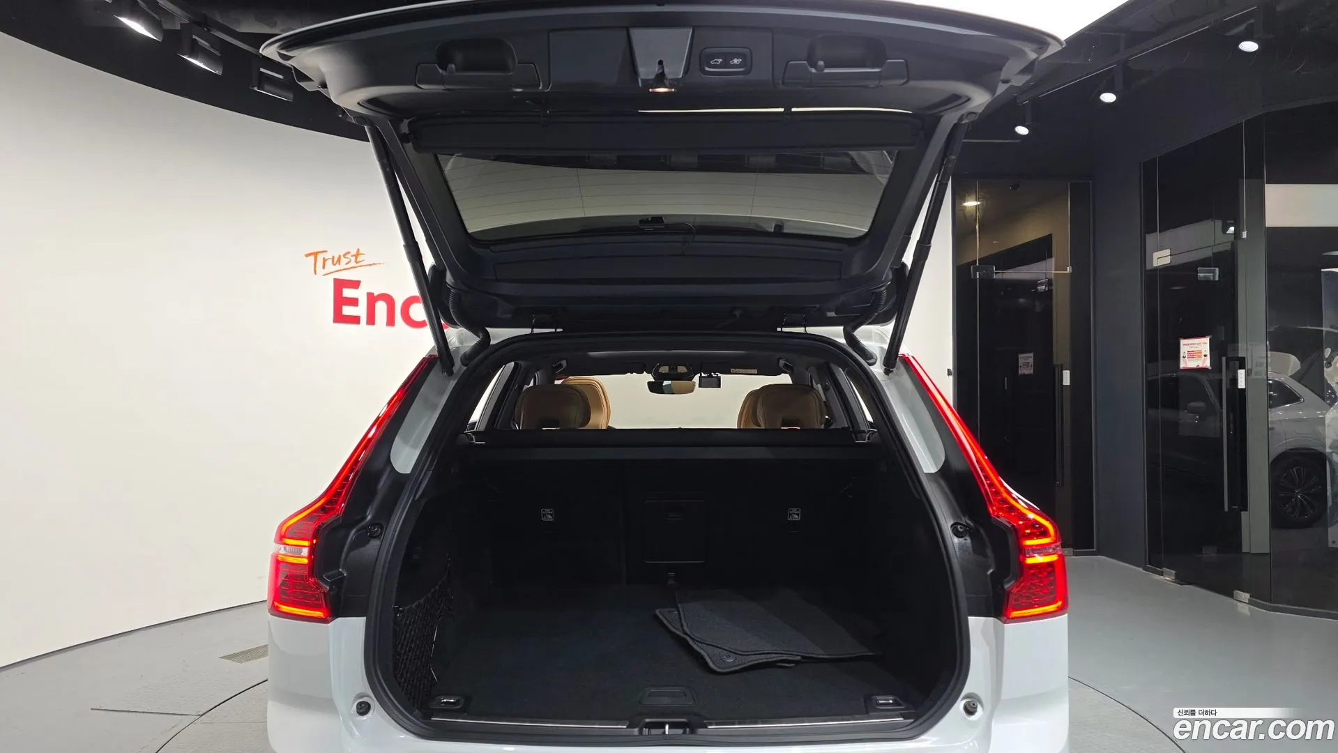 Volvo XC60 2022 — фото 2
