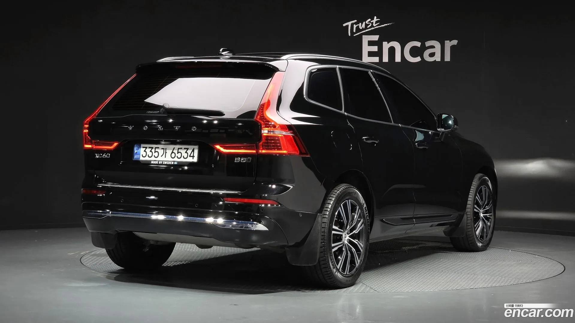 Volvo XC60 2022 — фото 1