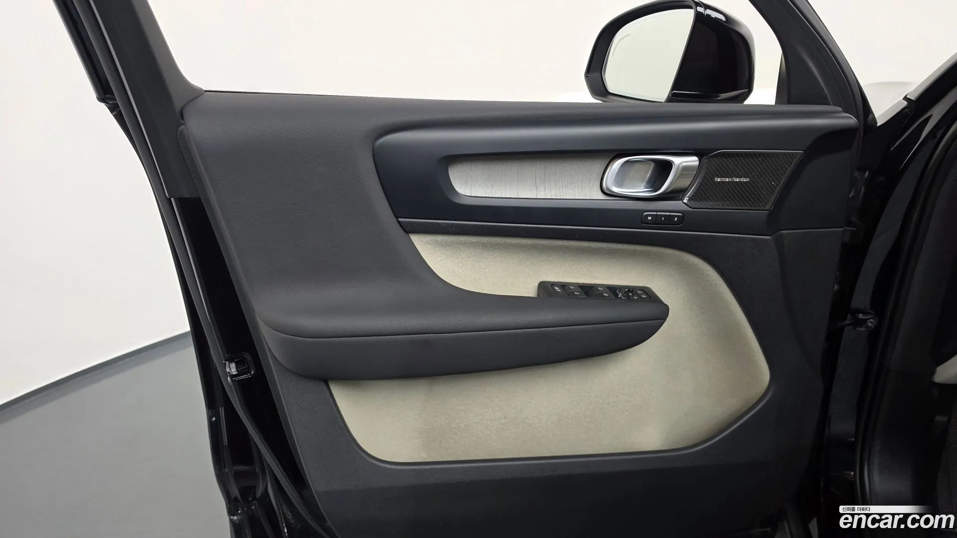 Volvo XC40 2023 — фото 3