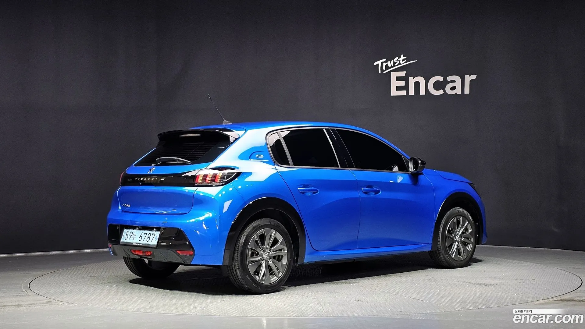 Peugeot e-208 2022 — фото 1