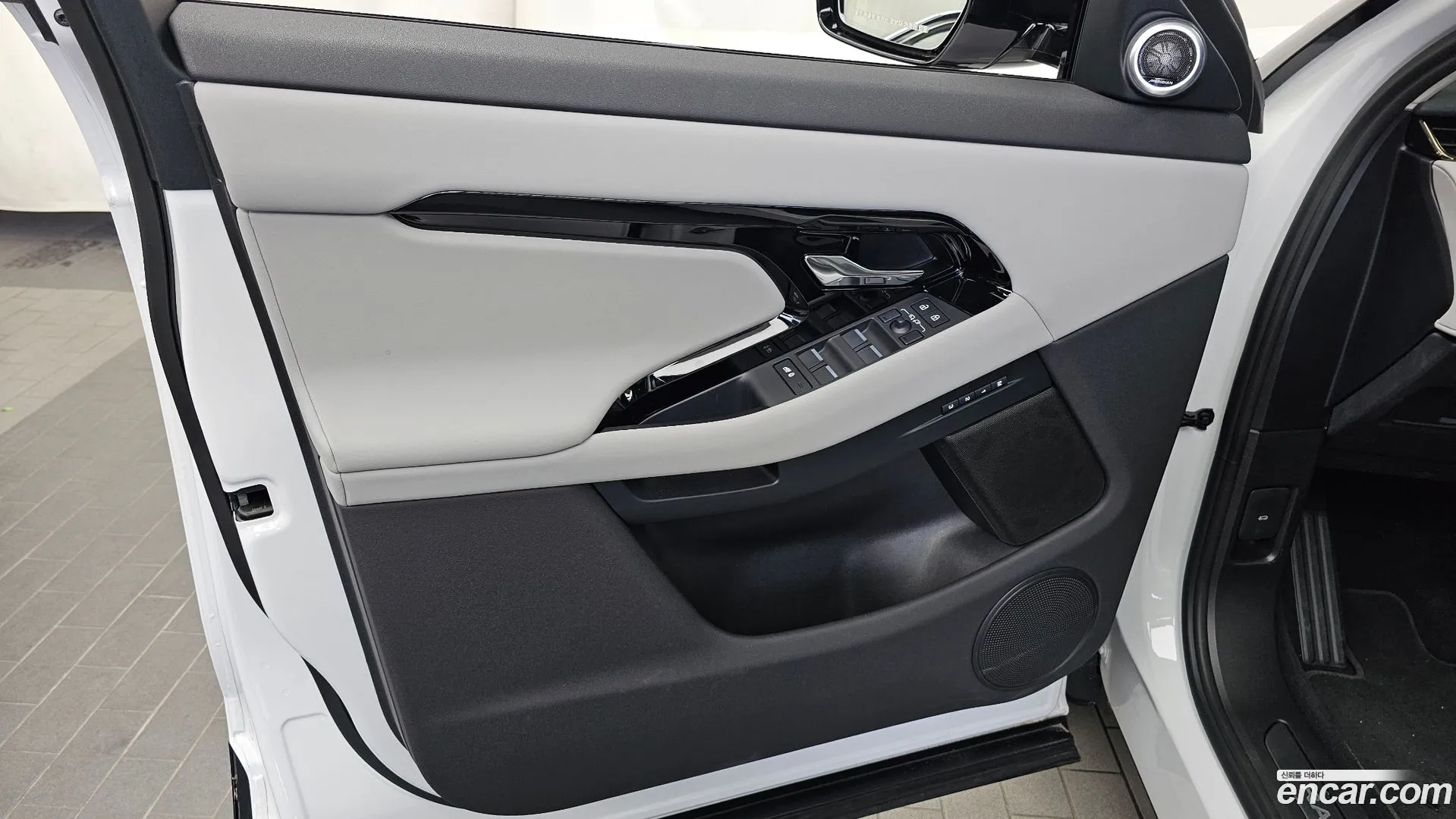 Land Rover Range Rover Evoque 2025 — фото 2