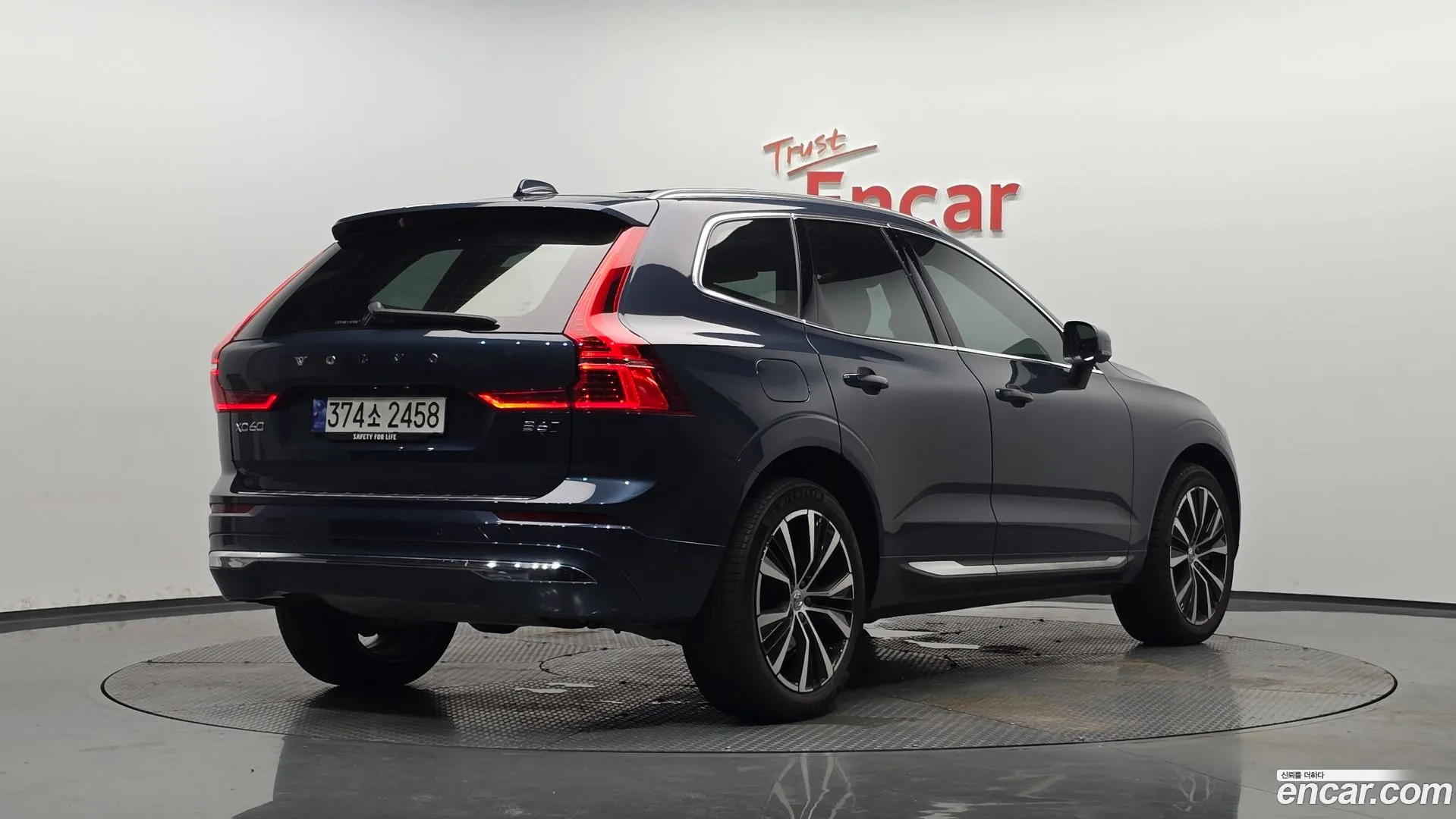 Volvo XC60 2023 — фото 1