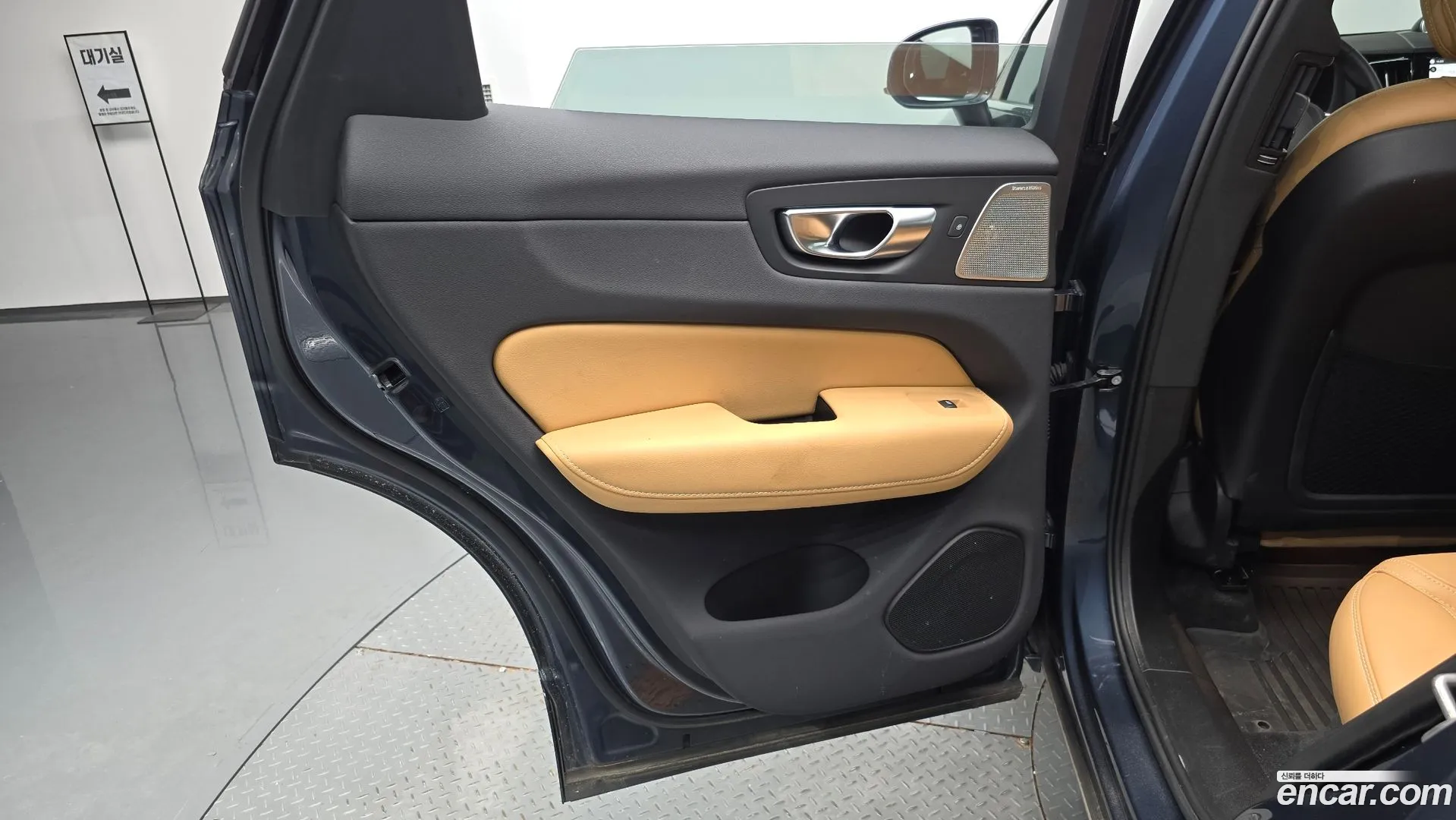 Volvo XC60 2023 — фото 2