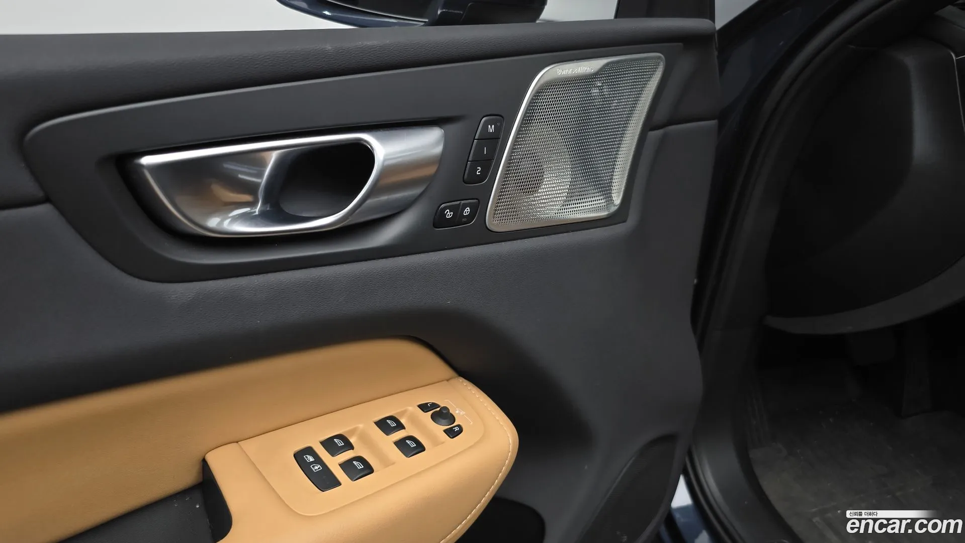 Volvo XC60 2023 — фото 4