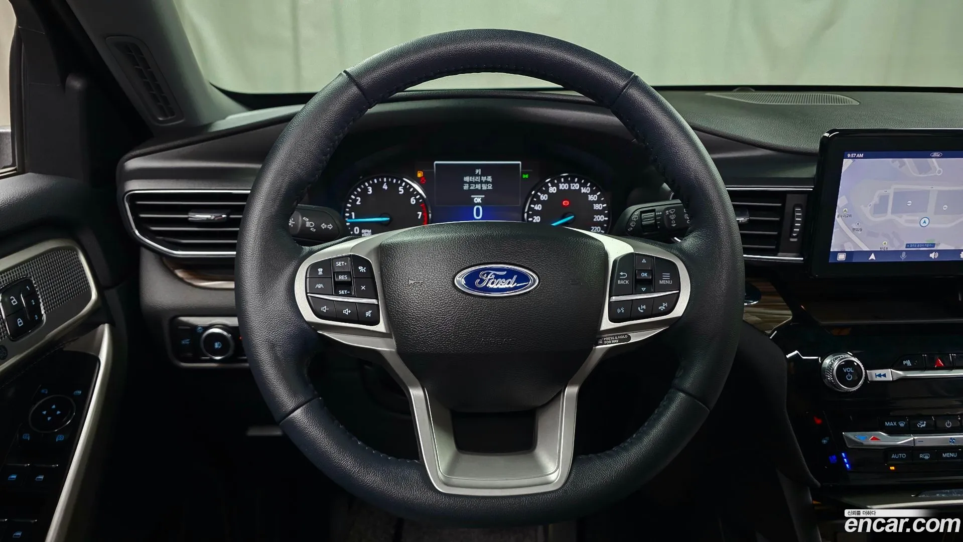 Ford Explorer 2023 — фото 1