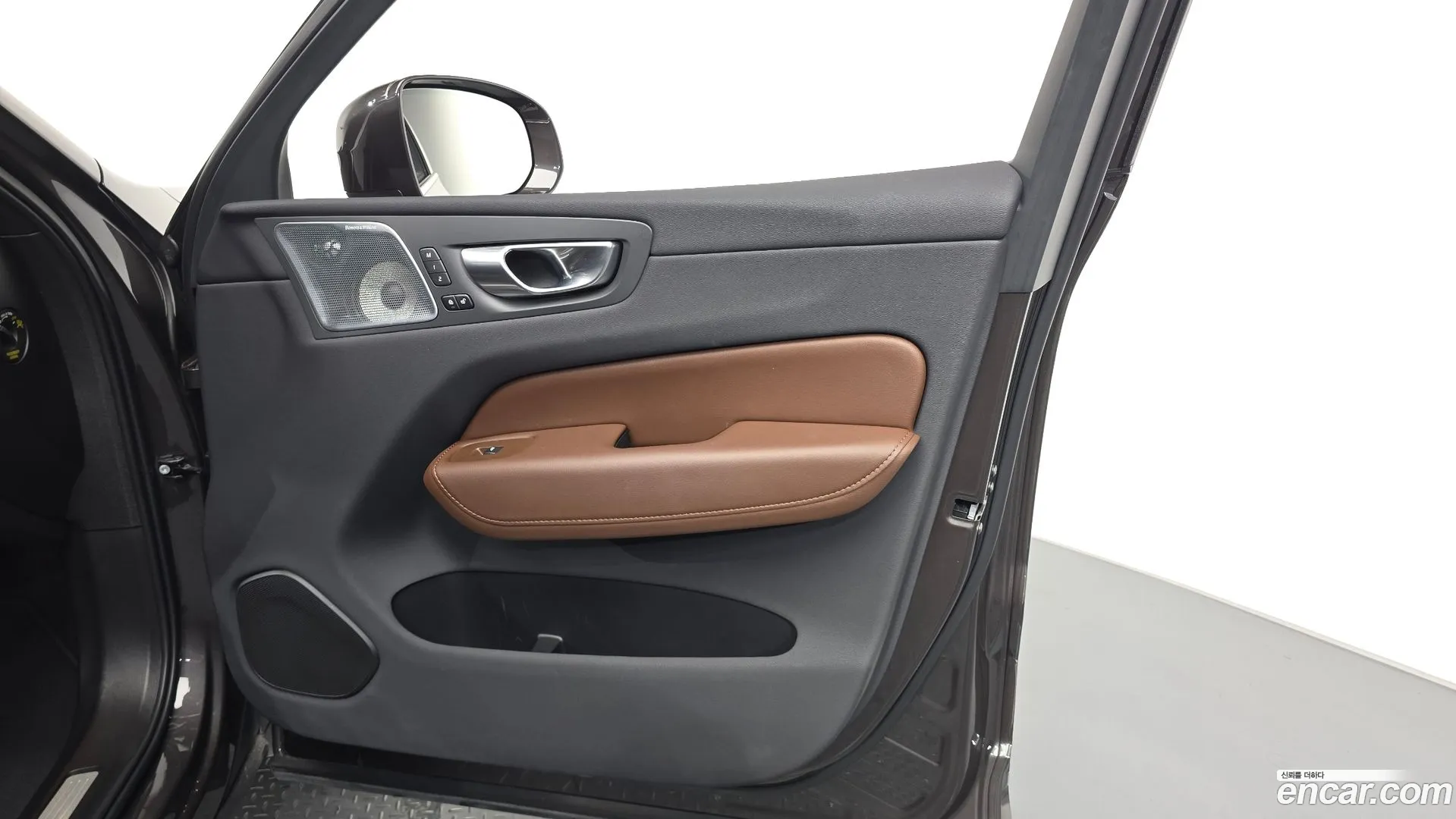 Volvo XC60 2023 — фото 4