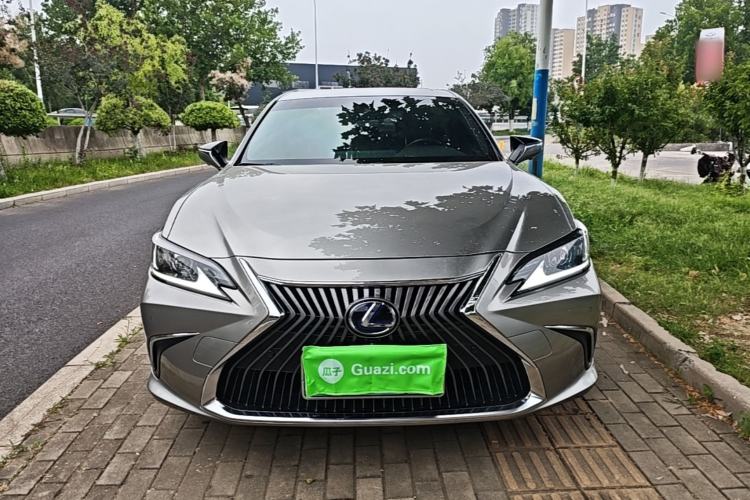 Lexus ES 300h 2020 — 2