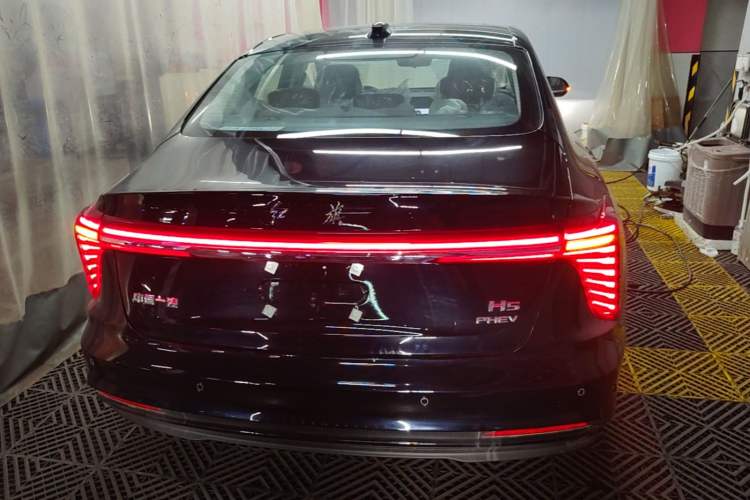 Hongqi H5 2025 — 5