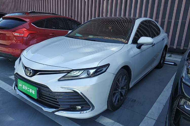 Toyota Camry 2023 — фото 1