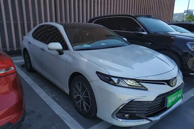 Toyota Camry 2023 — фото 3