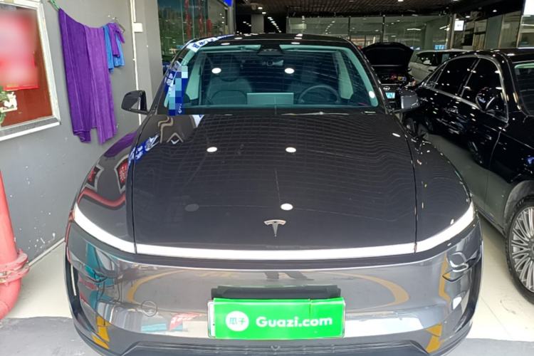 Tesla Model Y 2025 — 2