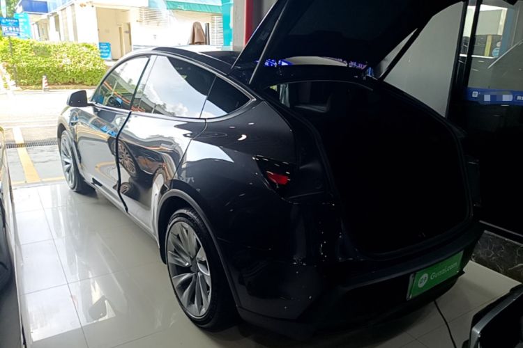 Tesla Model Y 2025 — 4