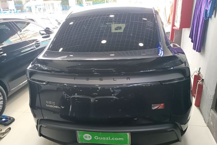 Tesla Model Y 2025 — 5
