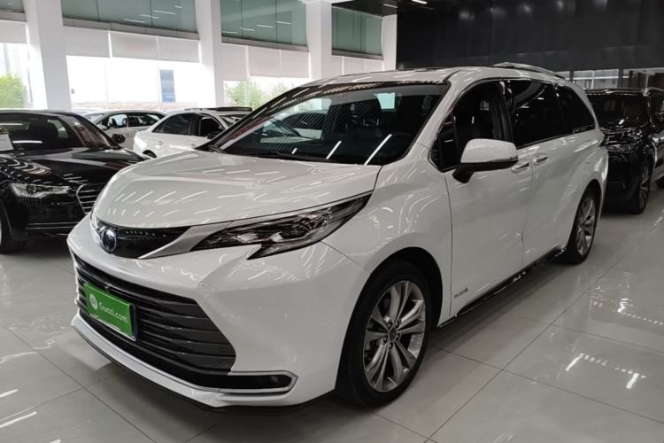 Toyota Sienna 2023 — фото 1