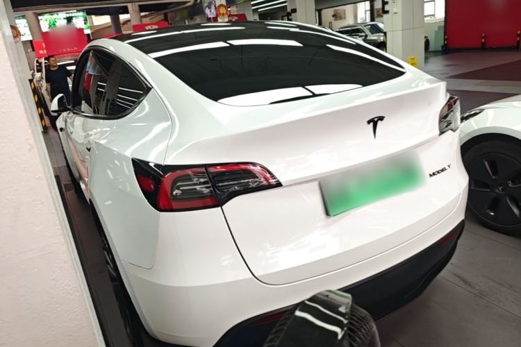 Tesla Model Y 2023 — 4