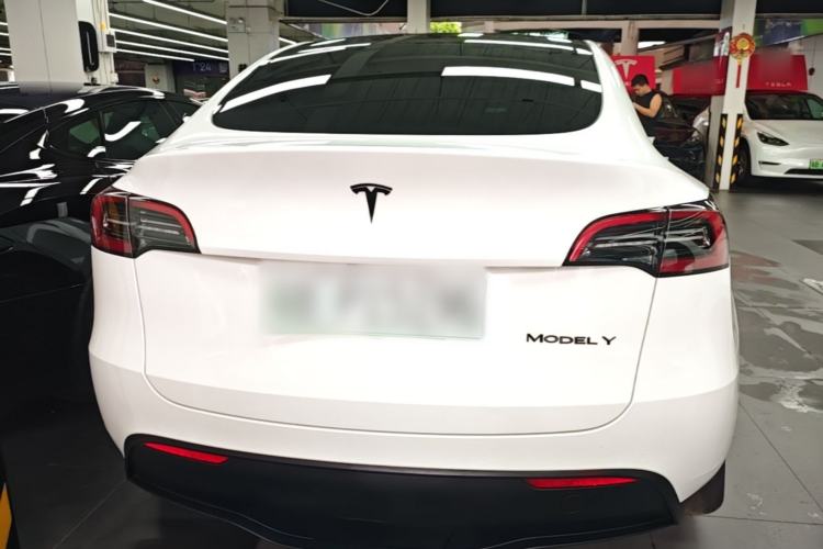 Tesla Model Y 2023 — 5
