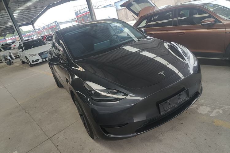 Tesla Model Y 2024 — 3