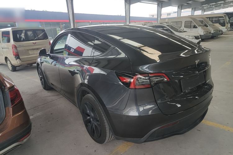 Tesla Model Y 2024 — 4
