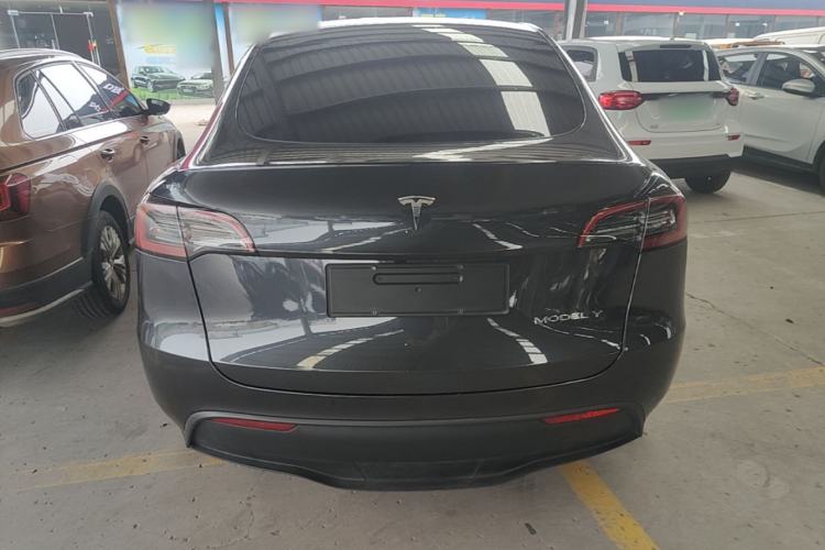 Tesla Model Y 2024 — 5