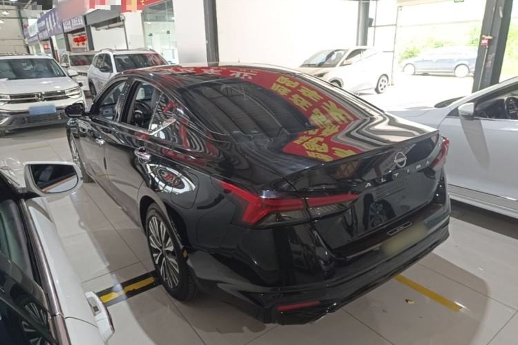 Nissan Altima 2022 — 4