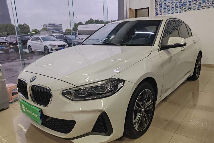 BMW 120i 2021 — фото 1